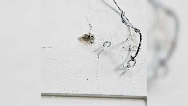 Balearon el frente de una casa cerca del Coloso