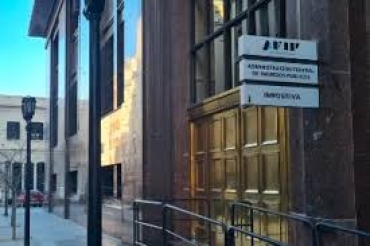 Jefe de la DGI, firmó un ascenso para su pareja siete días después de asumir