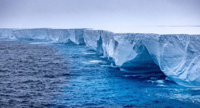 El iceberg más grande del mundo se desprendió de la Antártida y navega a la deriva
