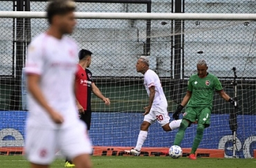 Newell's cayó ante Barracas en el debut del "Ogro" Fabbiani