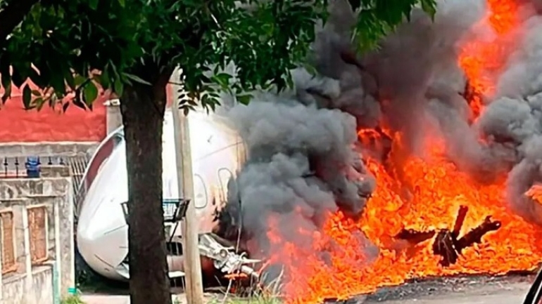 Murieron piloto y copiloto de un avión privado que impactó contra una casa y se incendió