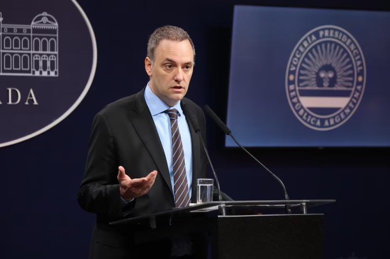 Se cobrará la atención médica y aranceles a los extranjeros que estudien en el país