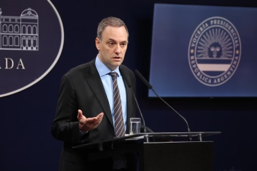 Se cobrará la atención médica y aranceles a los extranjeros que estudien en el país